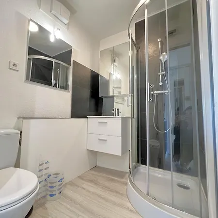 En Bord De Avec Acces Direct A La Et Parking Securise - Fr-1-474-288